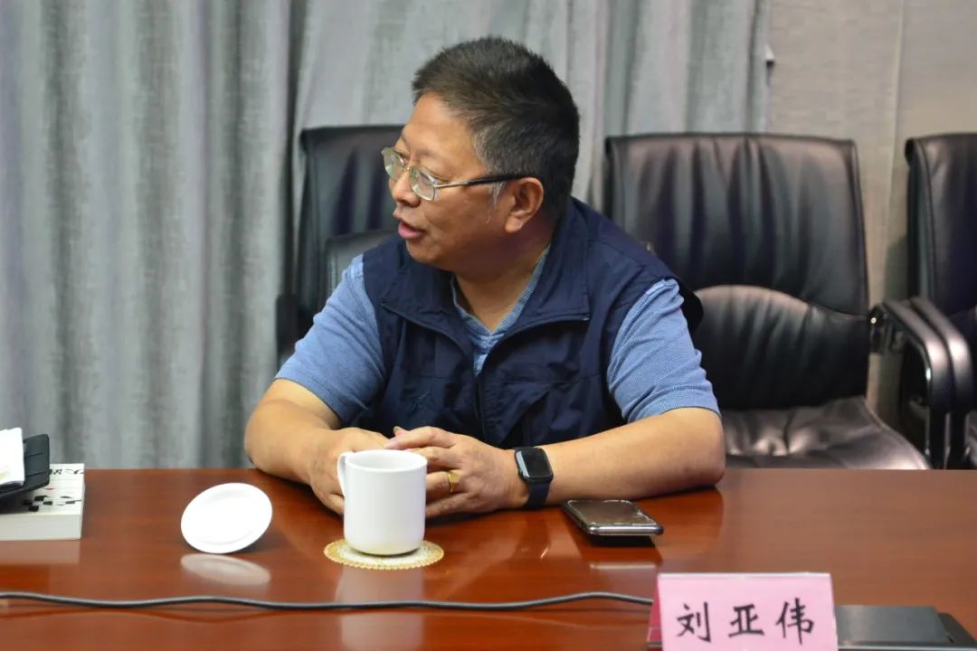 台盟市委台情研究委员会主任刘亚伟,台情研究委员会委员和机关干部