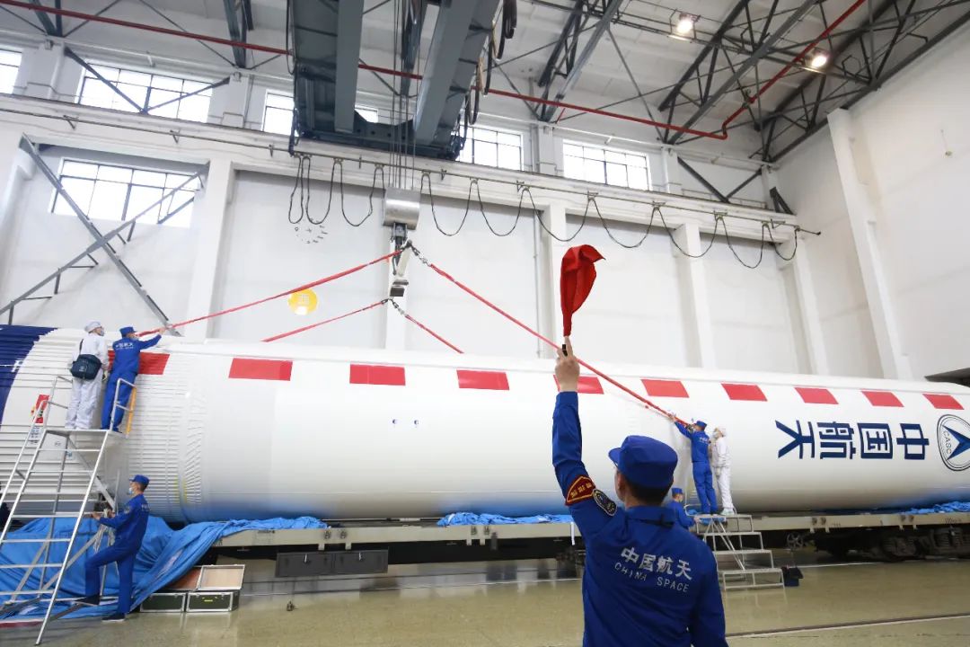 吊装过程中,大厅内声音嘈杂,旗语和哨声是指挥员和操作手之间最主要的