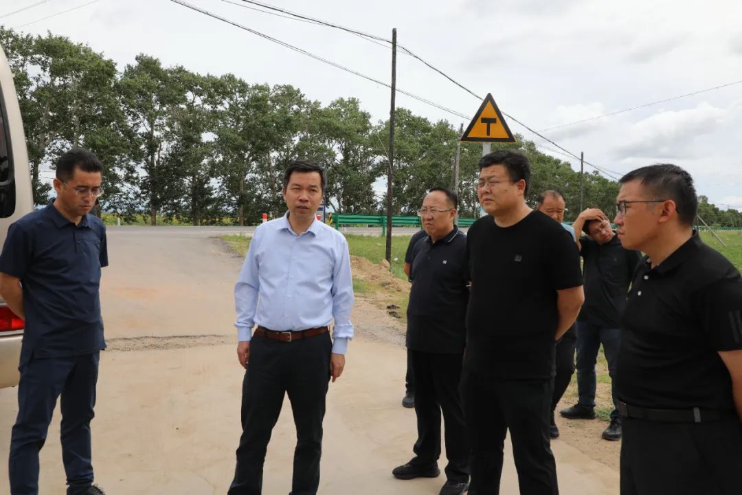 会前,周学勤一行深入到县应急物资储备库,处长地乡洪涝灾害风险点西于