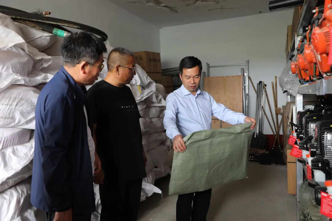 会前,周学勤一行深入到县应急物资储备库,处长地乡洪涝灾害风险点西于