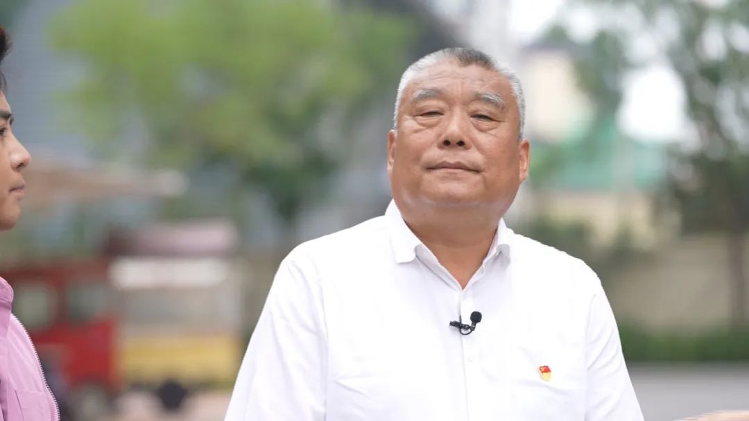 他就是临沂市沂南县界湖街道南村社区党委书记,居委会主任李凤德