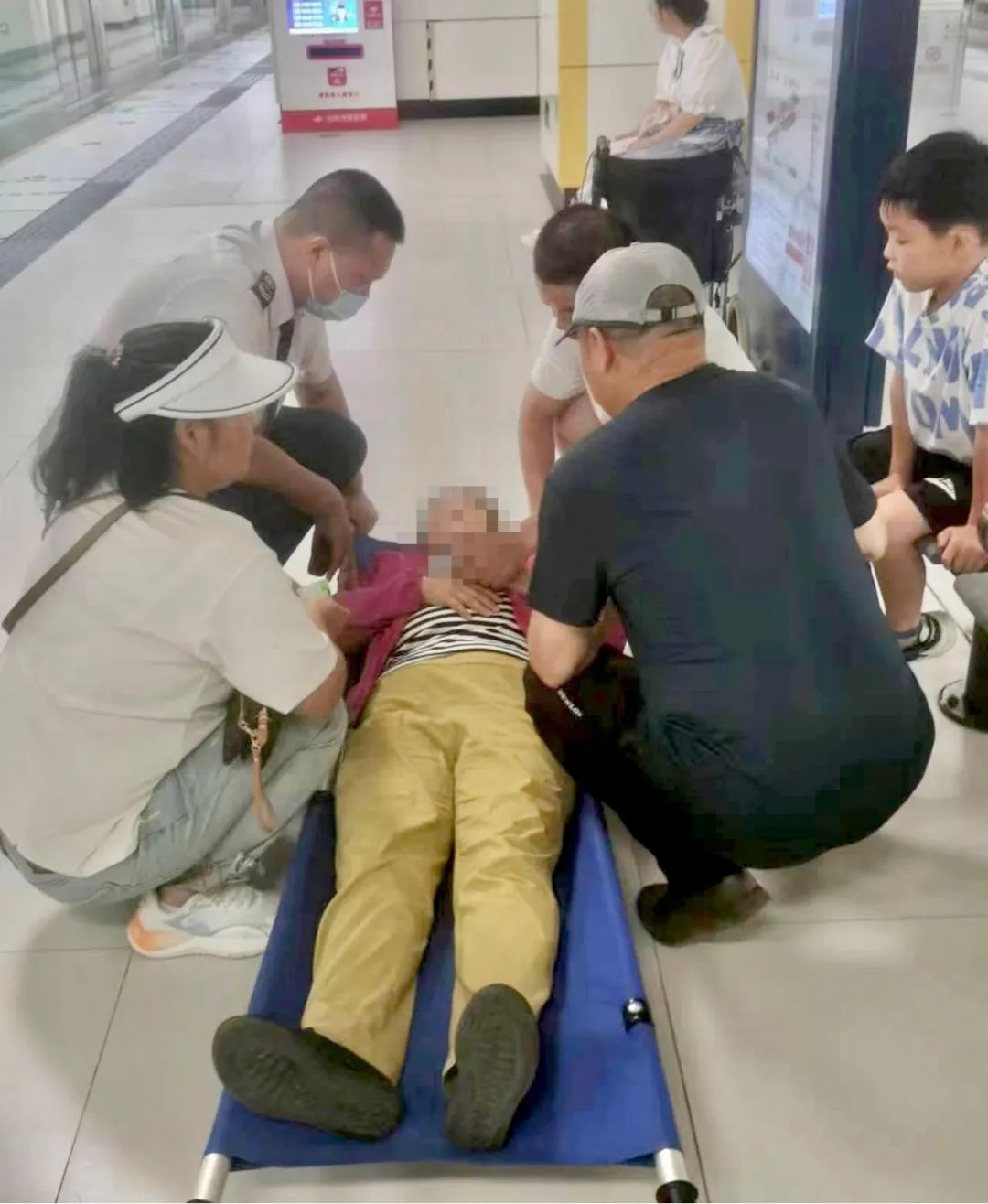 乘客受伤 女子晕倒 老人求助 孕妇不适 母子走散【在上海地铁总能遇难呈祥】_车站