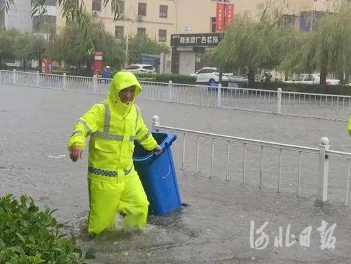 不眠夜,廊坊交警冒雨严阵以待做好防汛工作_澎湃号·政务_澎湃新闻-The Paper