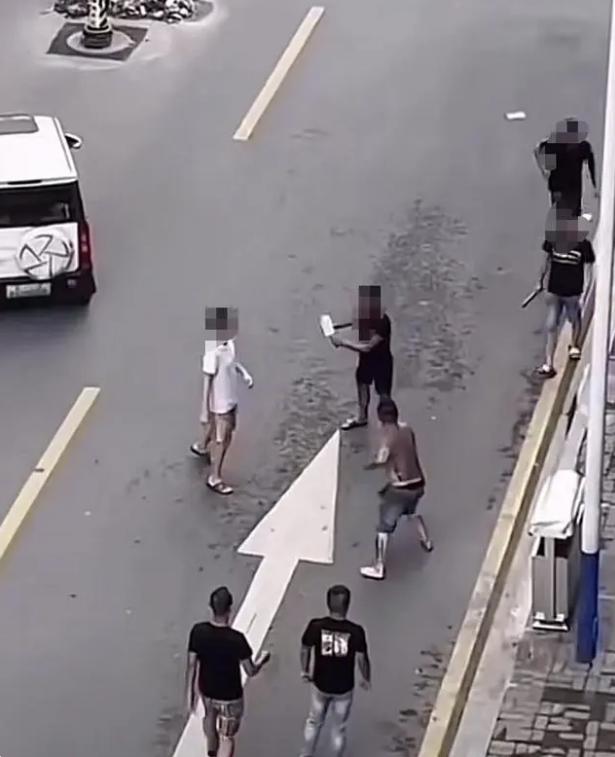 武漢男街頭持刀傷四人被控制