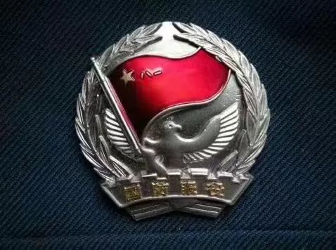 退伍不褪色 法徽映初心