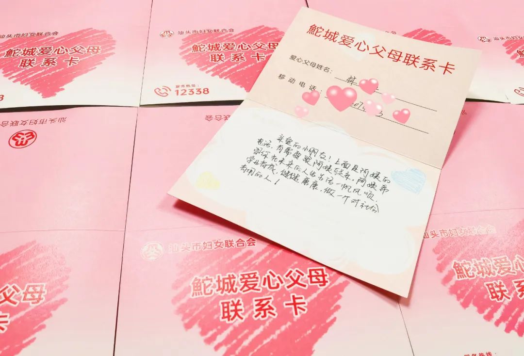 现场,家庭代表向全市家庭发出《致家长的一封信》倡议,倡导广大家长多