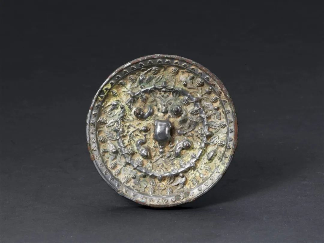 瑞兽葡萄纹镜 唐面径11厘米铜镜为圆形,兽形镜钮,以高浮雕瑞兽纹和
