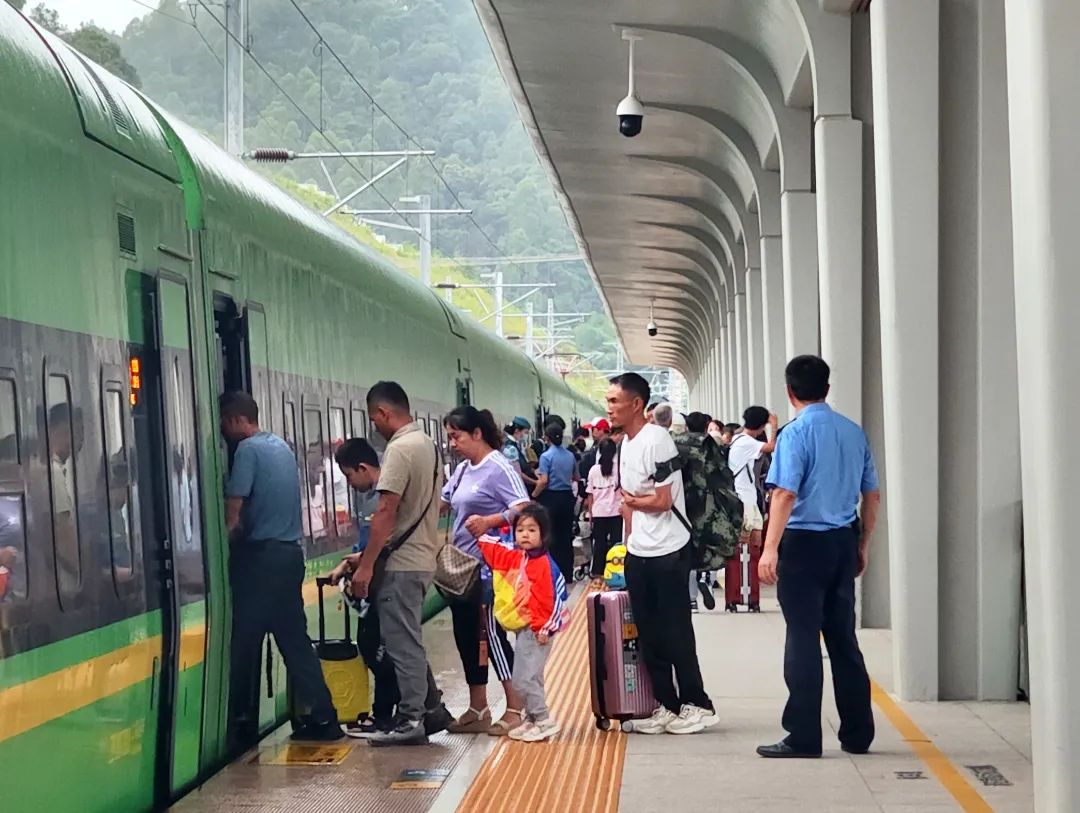 新疆铁路启动暑运 今年预计发送旅客611.56万人_阿克苏新闻网