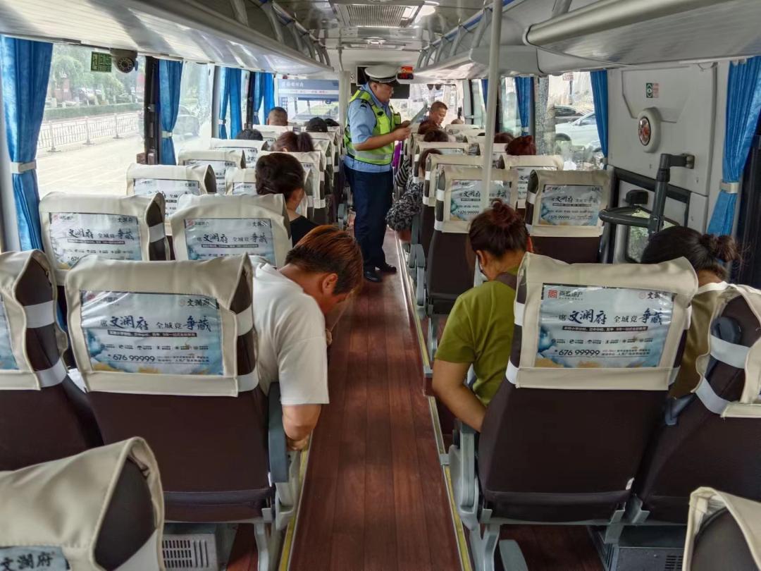 一盔一带磐石交巡警多举措推进大中型客车乘客规范使用安全带