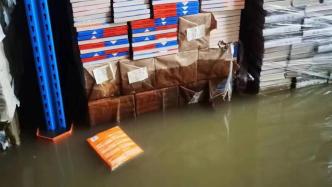 被洪水泡过的图书库房，任何一个爱书人看了都会心痛……