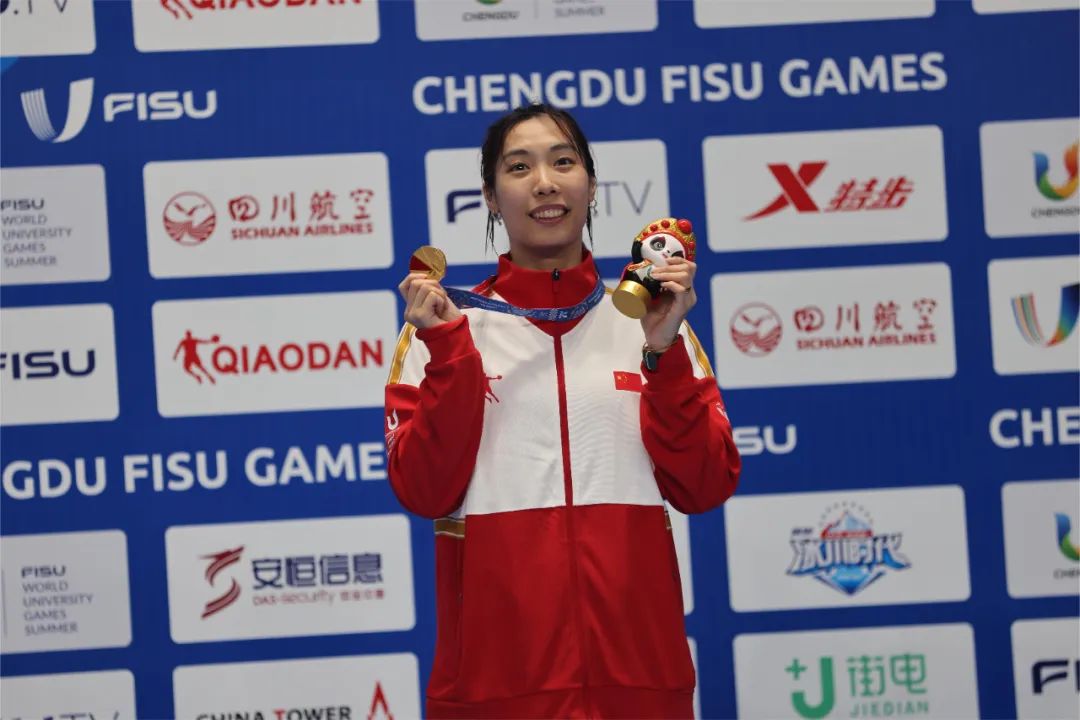 成都大运会击剑邵雅琦首金_香港队首夺全运会击剑金牌 张家朗：夺冠关键在于团队_大运会击剑张家朗花剑金牌