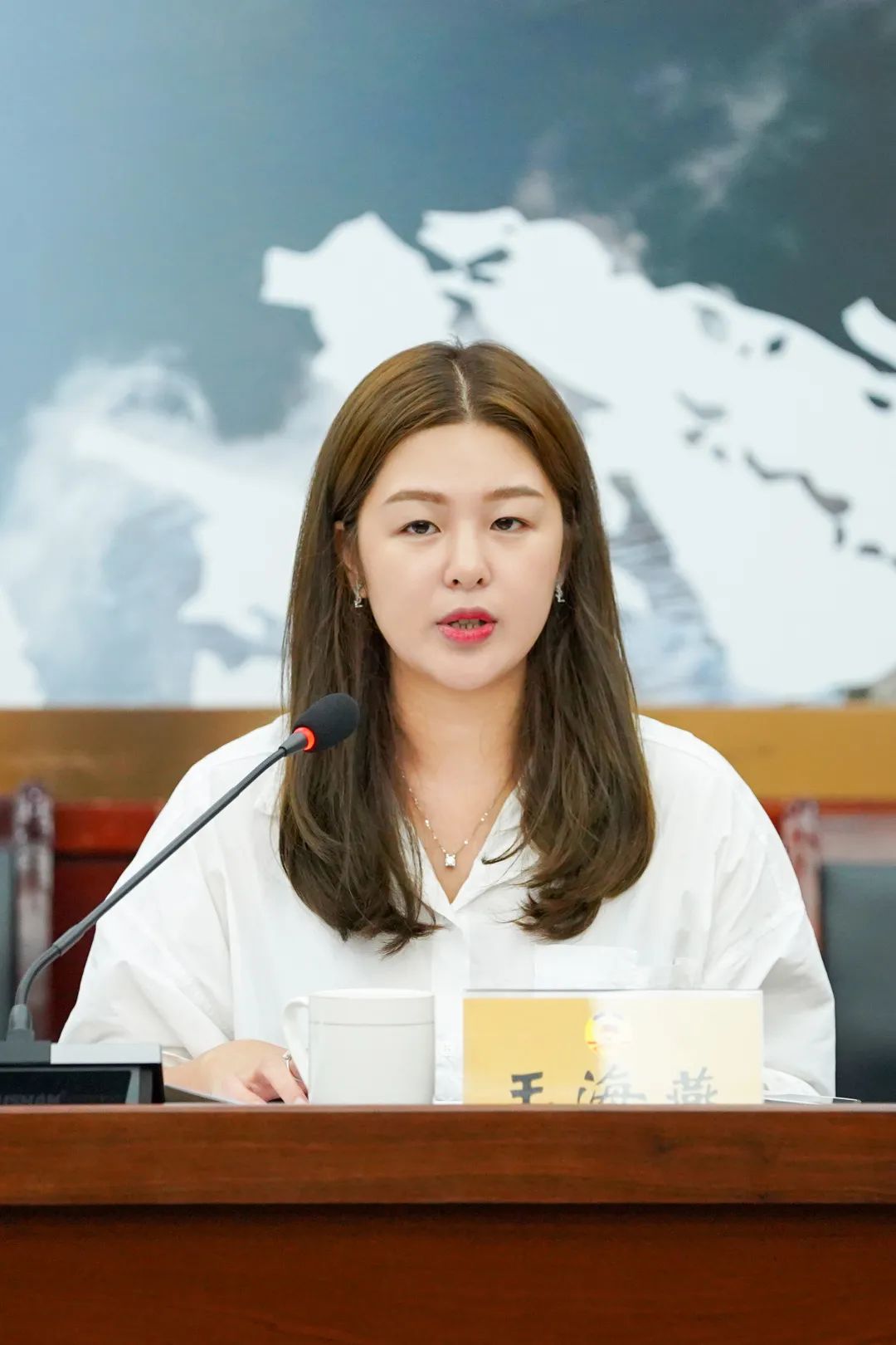 县政协委员杨冬英建言,学校要以"从一米的高度看世界"和"蹲下来和孩子