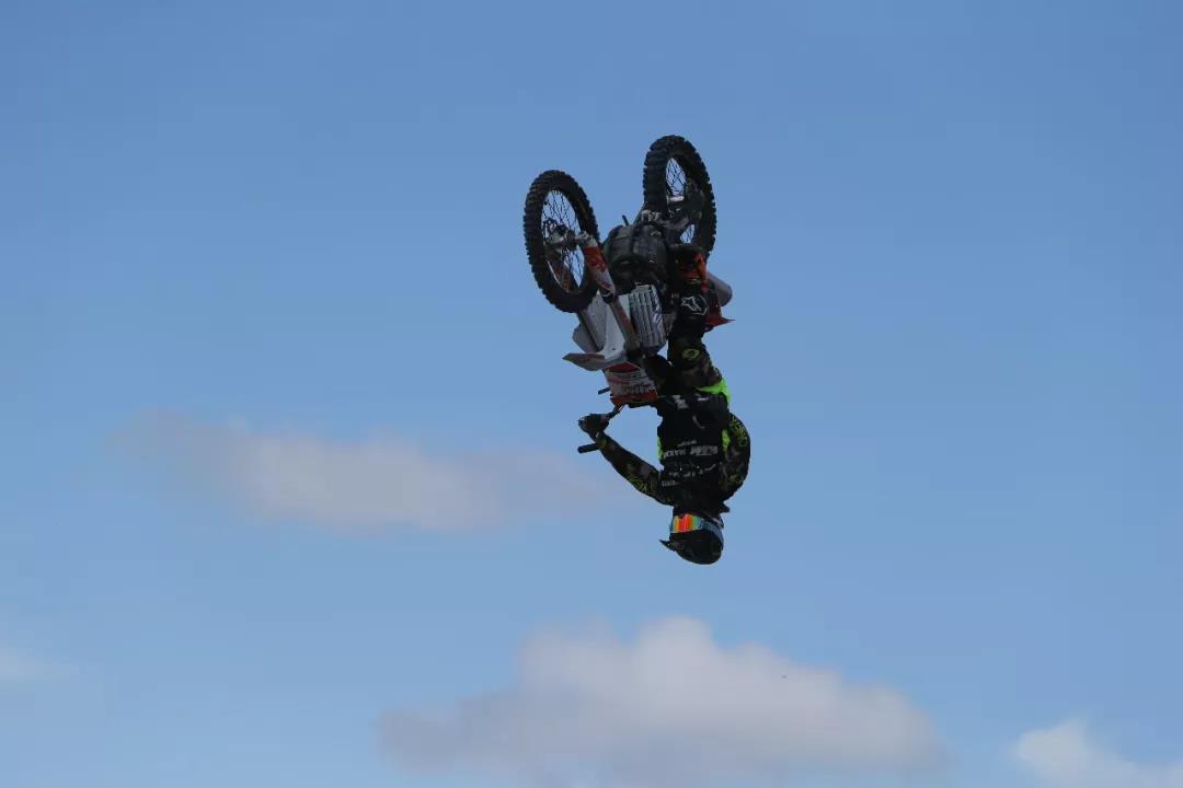 空中花式摩托车国际邀请表演赛,一起见证飞天绝技!