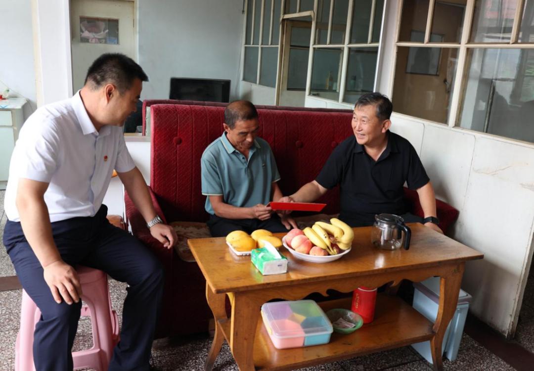 卓资县委常委,纪委书记,监委主任白志军一行开展"八一"走访慰问活动