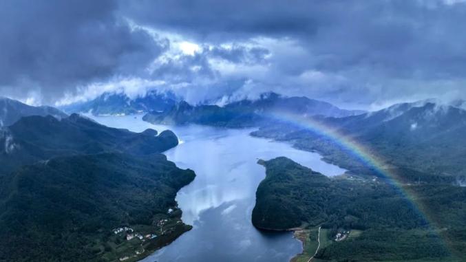 《家园-北湖》 李雪松《莫莫格生态湿地》 王莅翔《雾锁松江迎仙舟》