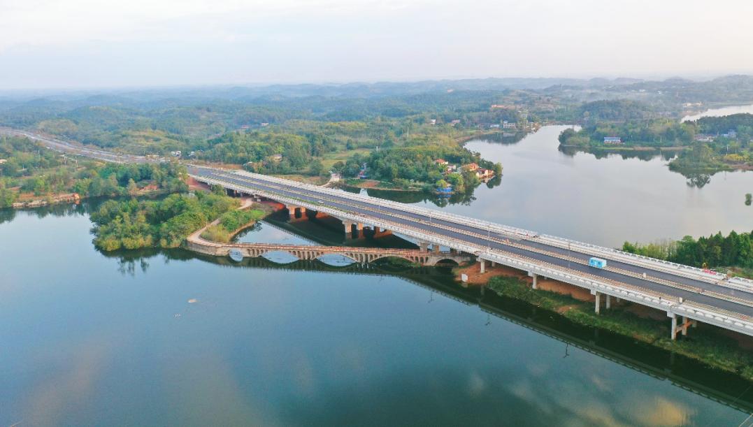 成飞大道全线改造升级完成打通环湖路最后"一公里"三岔湖大桥通车成都