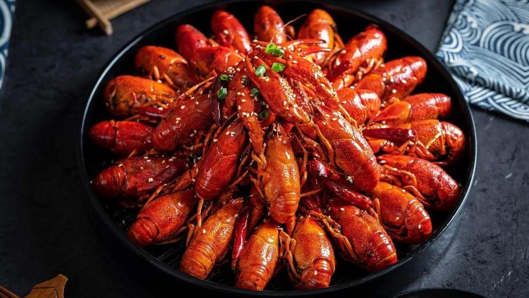 为什么煮熟的虾会变红？虾越红越好吃？