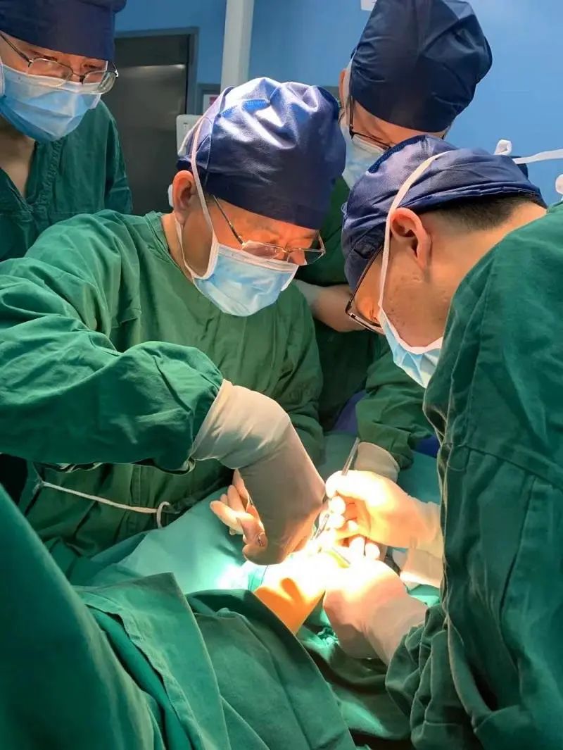 什么是显微镜手术主刀手术万余例 ，显微镜下展绝技_https://www.jmylbn.com_新闻资讯_第2张