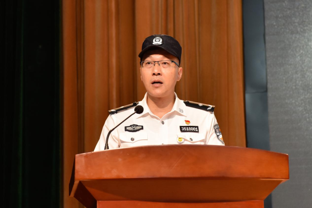 穿墙引线|虽有高墙阻隔,但亲情依旧浓郁