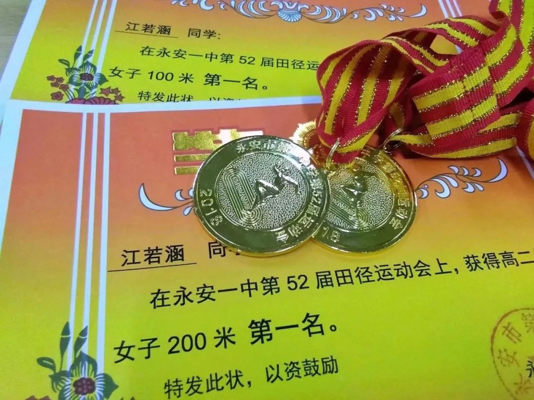 从小专业学习了舞蹈,钢琴性格开朗的她也很能吃苦江若涵从小便很独立