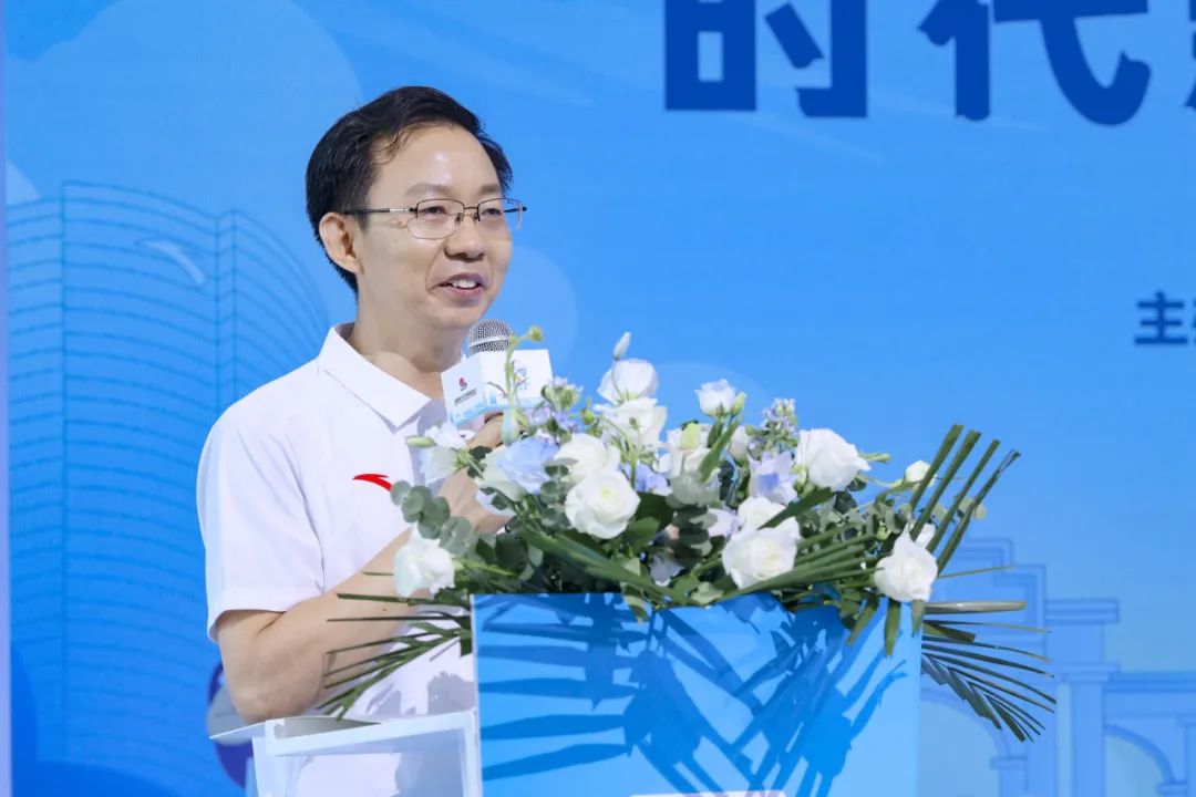 安踏集团副总裁李玲表示:"时代新青年的最强音就是要回应这个时代