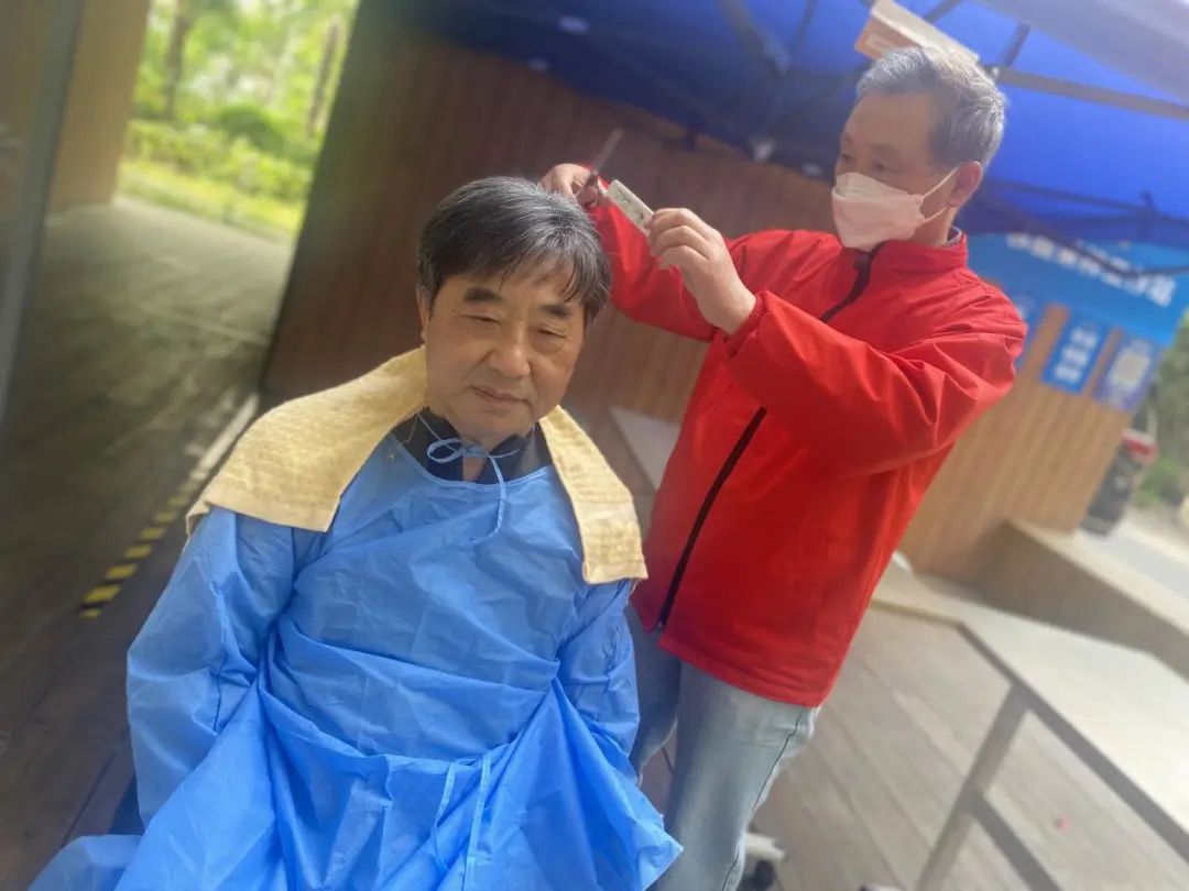 暖心长宁这位70岁的小老人周荣华热心照顾小区里5位独居的老老人