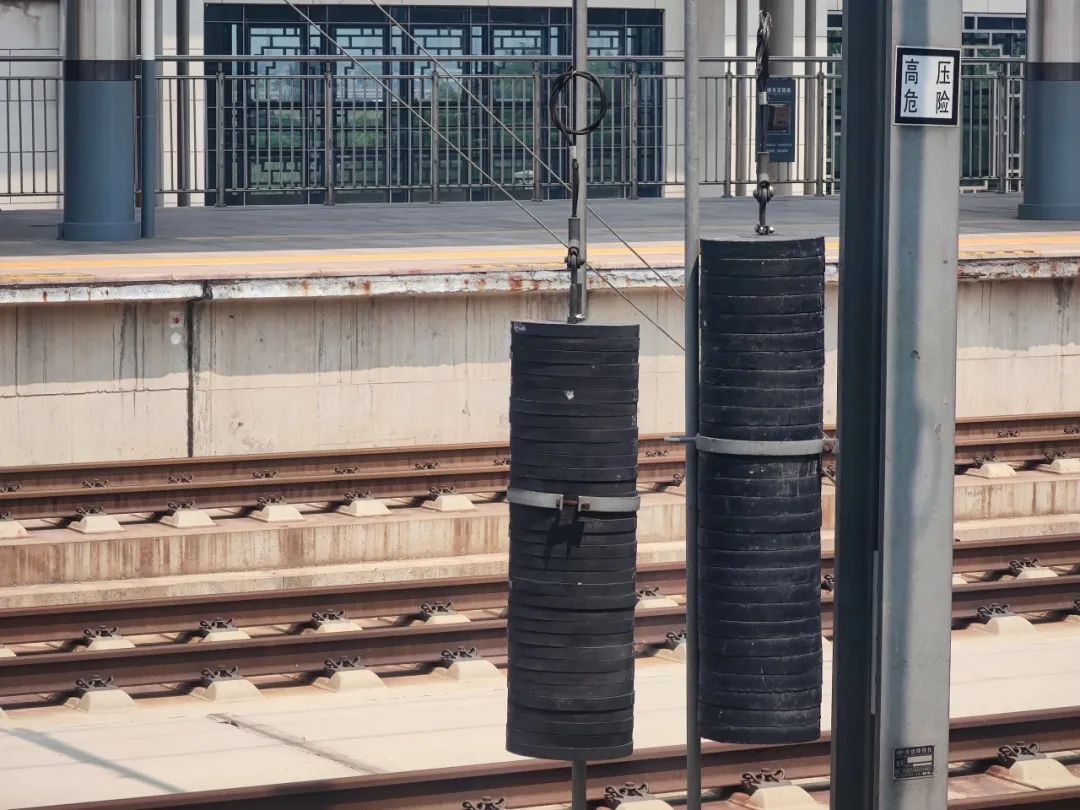 补偿装置在坠砣的重力作用下能够通过上升或下降整体调整接触网的张力