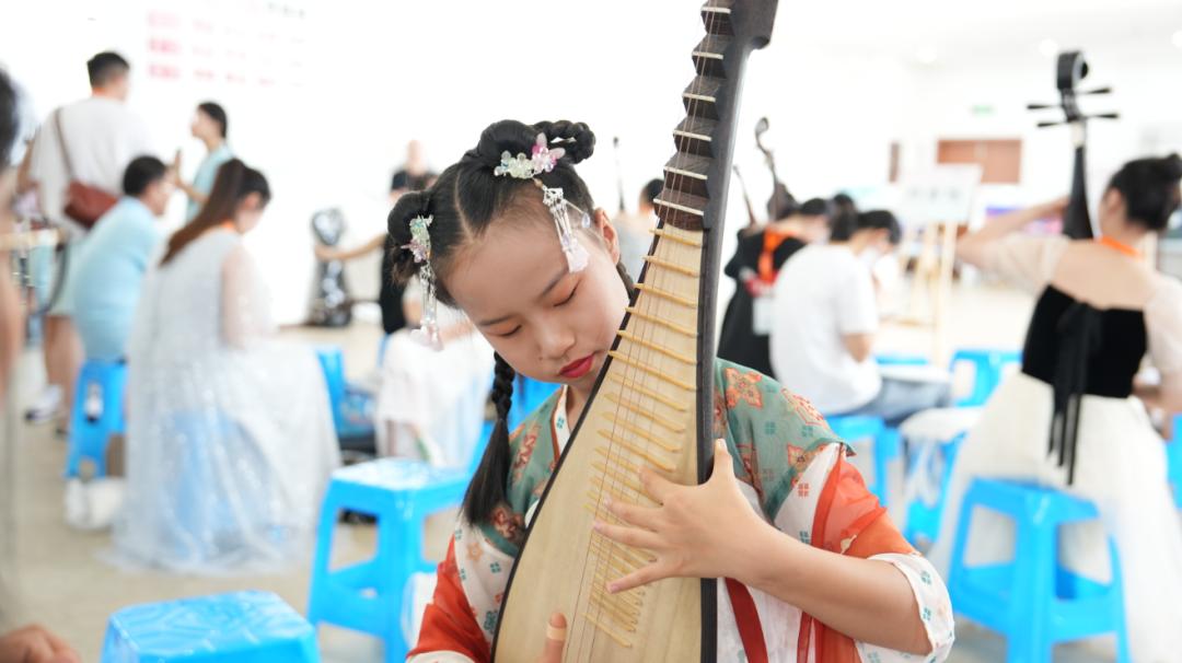 谭朴芸是第一次参加敦煌杯的比赛,虽然年纪小,但已经学习了3年的琵琶