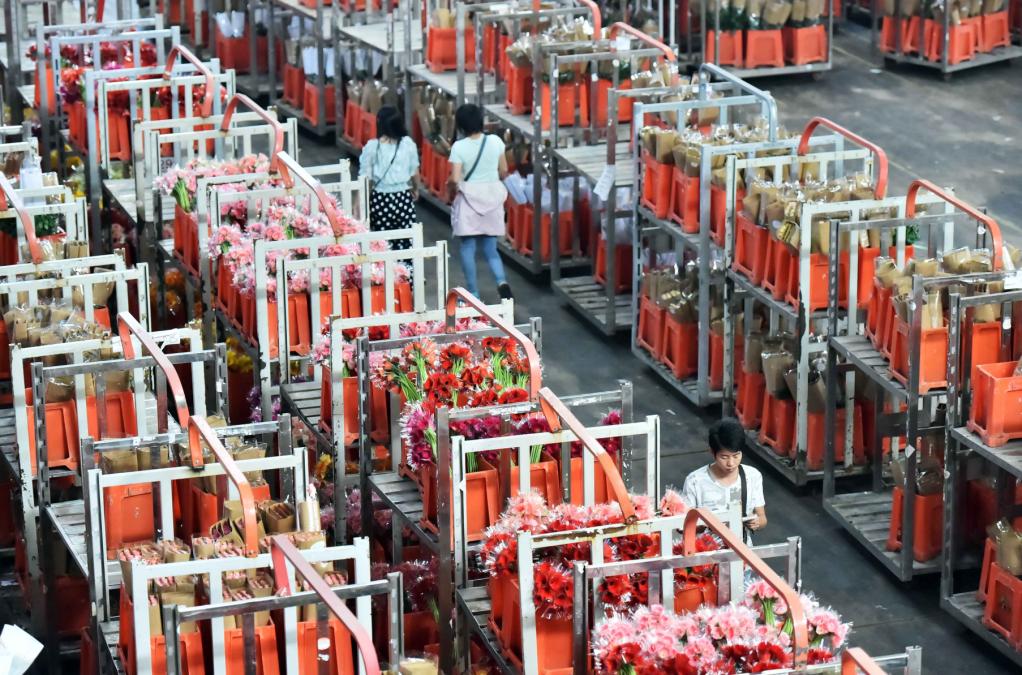 呈贡斗南鲜切花拍卖交易市场相比七夕经典的红色系玫瑰,今年七夕,复古