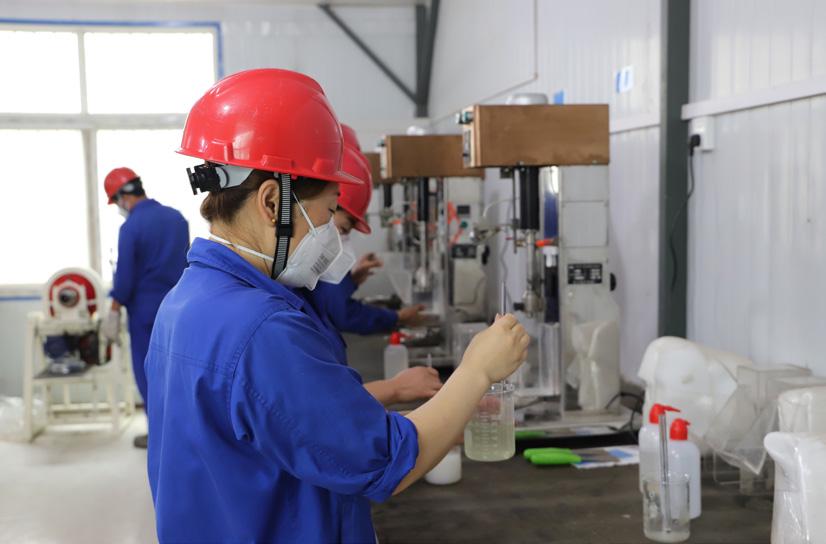 科研人员进行选矿试验 科研人员进行选矿试验