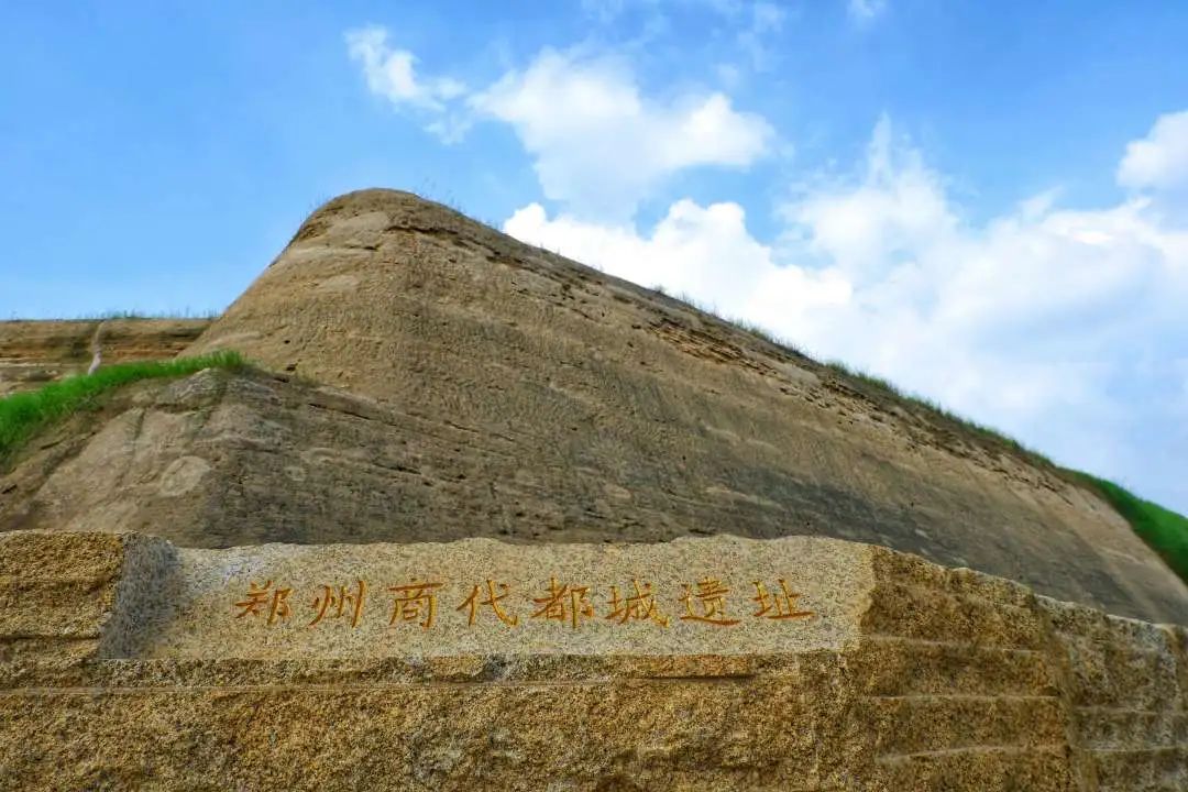 "7公里长的商代古城墙,一根能挑起郑州历史的扁担.