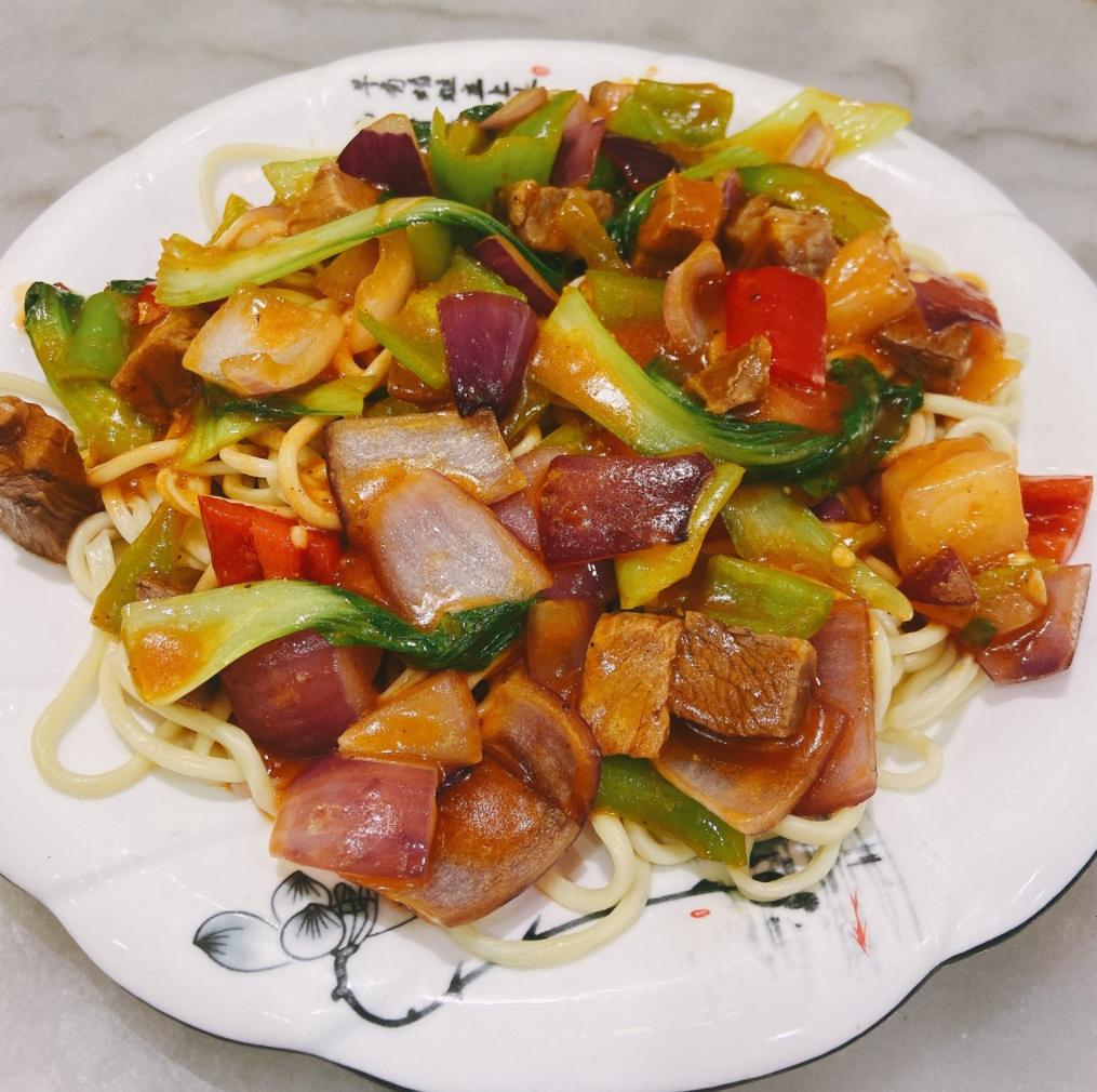 牛肉炒面拌面丨图虫创意 / 蒜泥麻酱主食方面,新疆特色的烤包子,薄皮