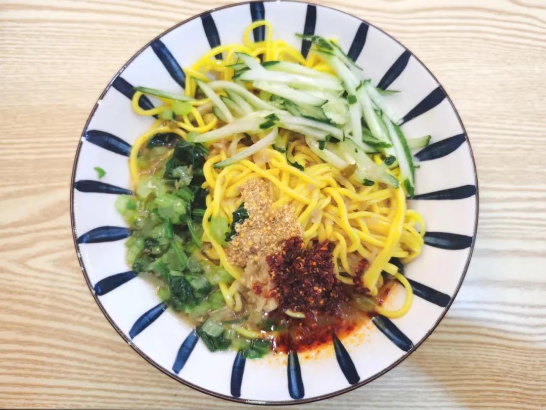 SOHO天山广场新开一家“新疆黄面烤肉”店,食客说“歹歹的”