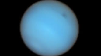 短暂且难以捉摸，地面望远镜首看到海王星大气黑斑