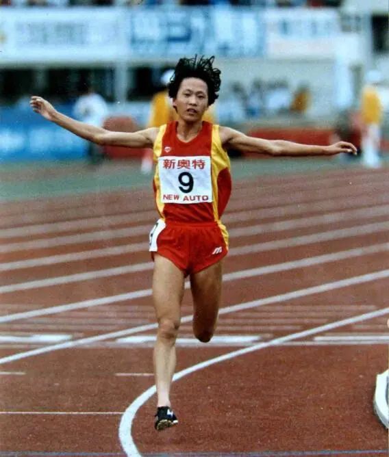 东方神鹿王军霞鸣枪解说!广元女子半马吸引11省市选手参赛