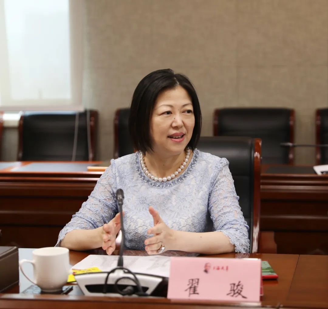 翟骏讲话翟骏向学生们介绍了上海民革的历史和发展.