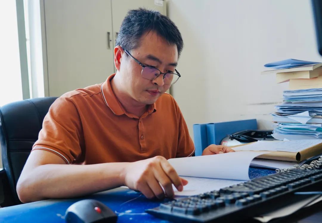 岳磊在千案万件中坚守初心