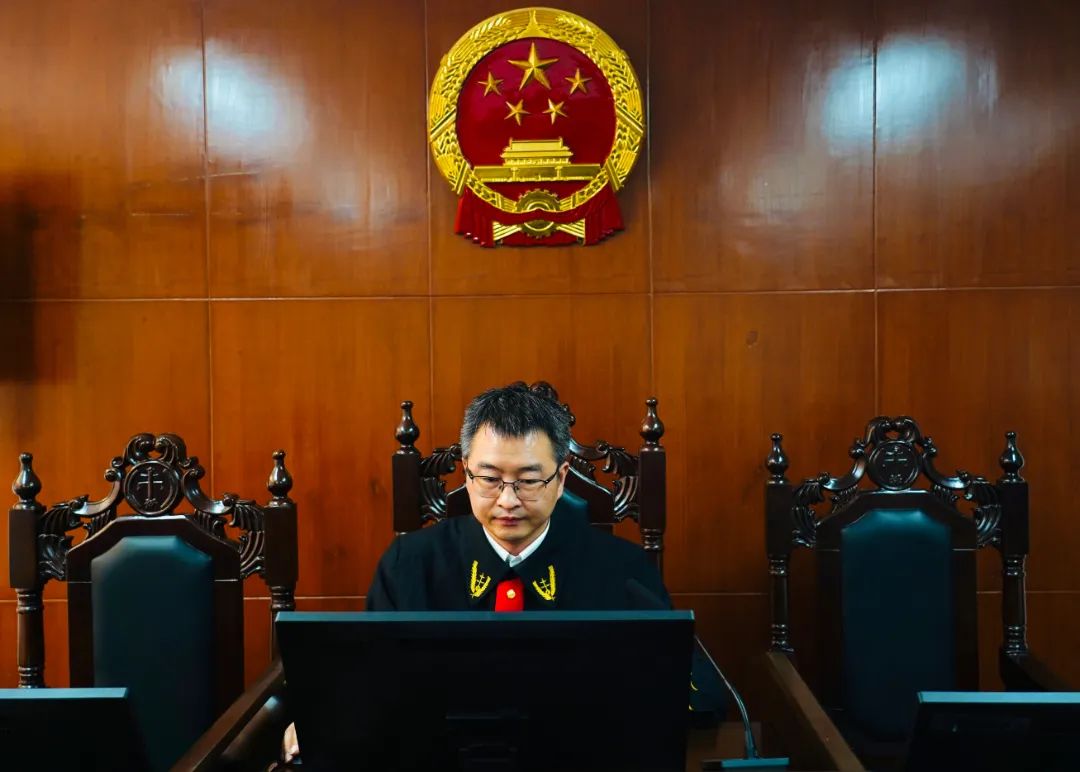 岳磊在千案万件中坚守初心