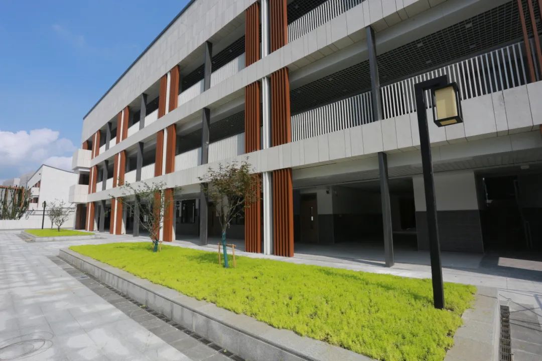 无锡市东林中学人民路校区一起来看看吧~进一步增加优质教育资源供给