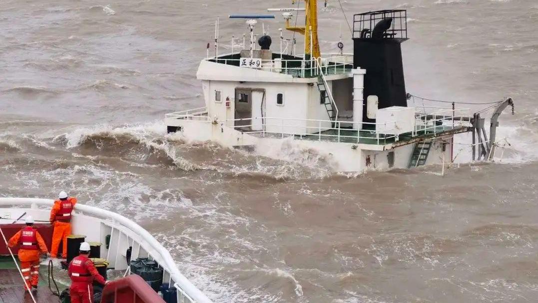 东海救助局海空救助力量紧急出动，25名遇险人员转危为安