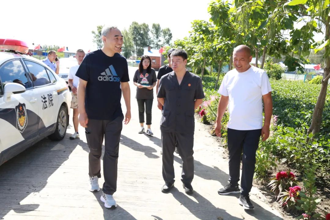 立案庭庭长黄继科一行深入青冈县民政镇兴隆村走访,共同商讨 "四所一