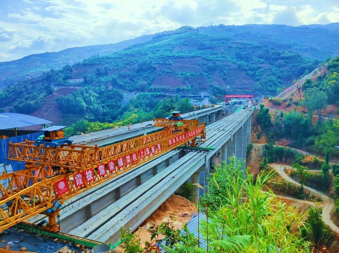 中铁十二局承建的临清高速公路线路总长5.48公里,含隧道2座,占比达87.