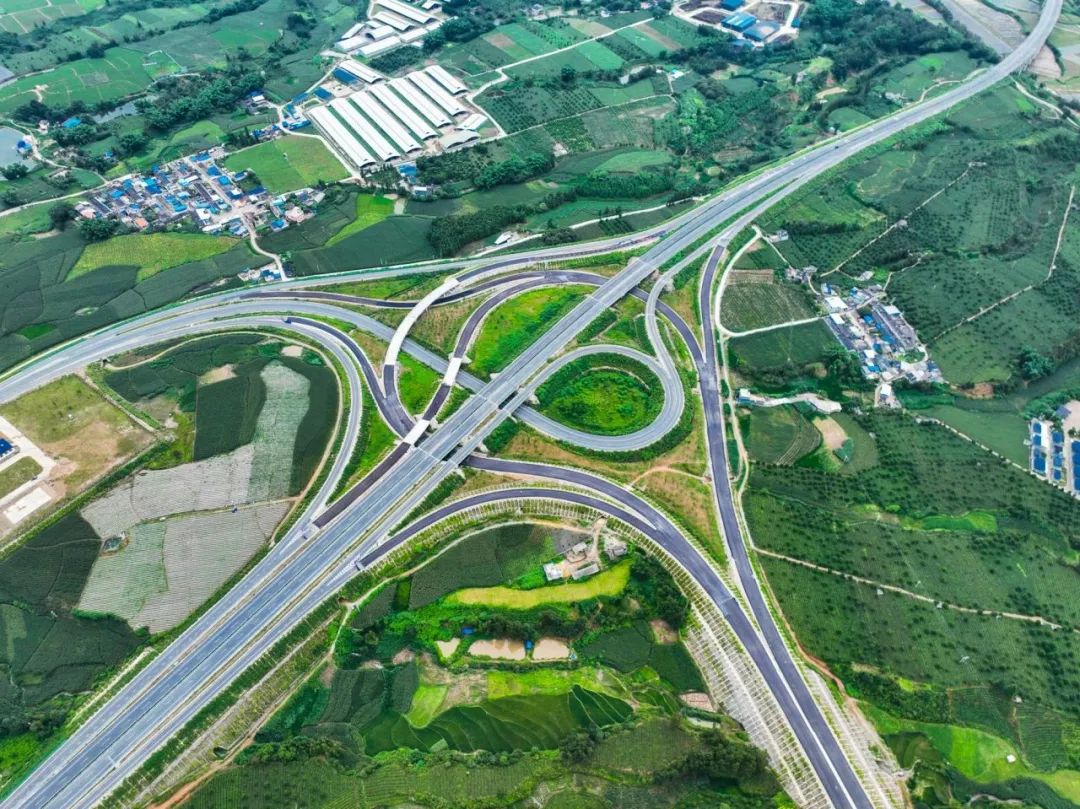 勐撒互通立交收费站中铁十七局承建临清高速公路线路全长4.