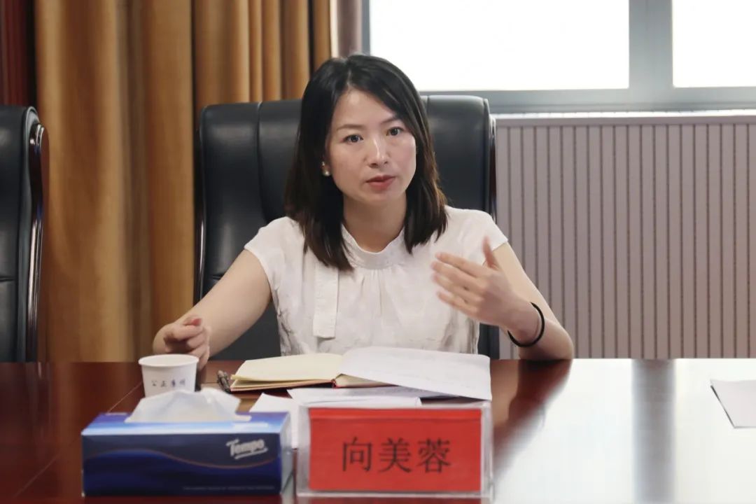 凤凰法院党组书记,院长向美蓉汇报工作滕琼强调,一要