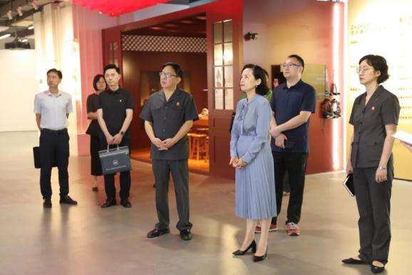 左右滑动查看图集座谈会上,熊德全院长汇报了渝中法院机构,人员,案件