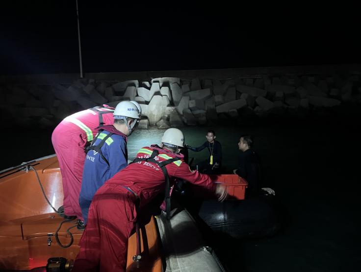 【救助快讯】海口救助基地成功救助一艘冲锋舟和3名遇险人员_澎湃号·政务_澎湃新闻-The Paper