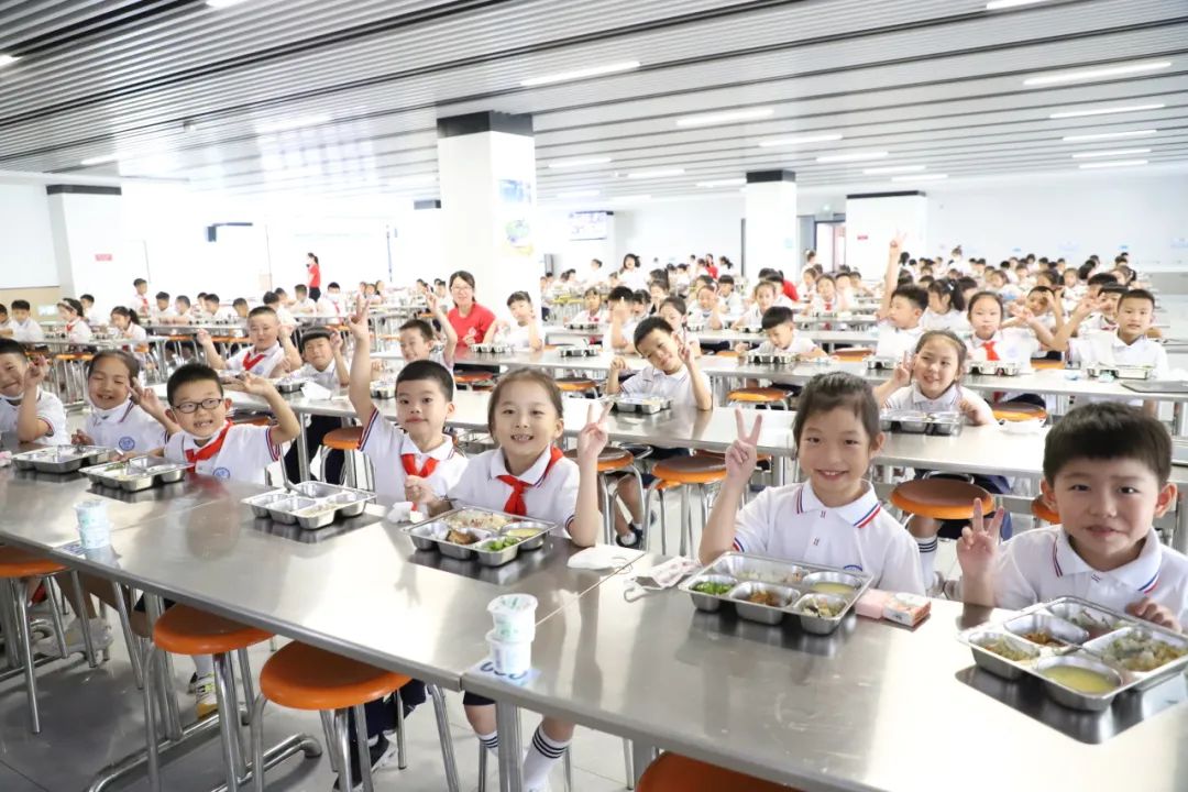 小学食堂照片图片