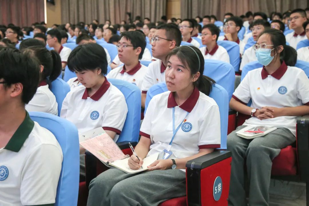 开学首日,c919大飞机总设计师现身嘉定一中,点燃学生航空科技梦