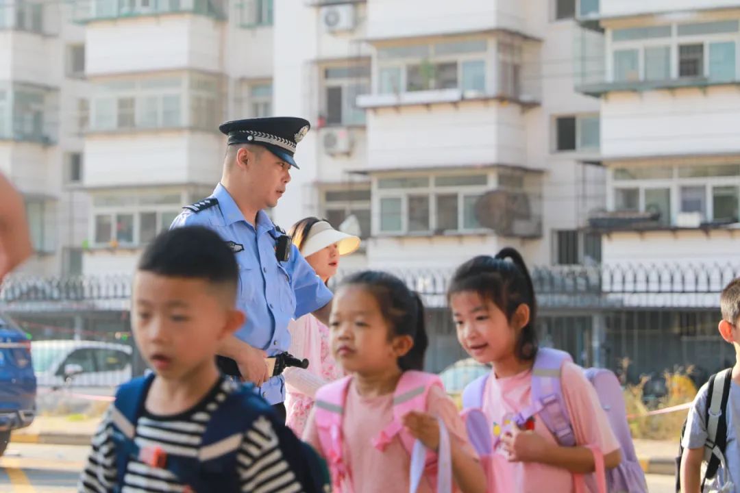 开学首日，警察蜀黍进入护学模式！ 澎湃号·政务 澎湃新闻 The Paper