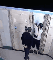 惊险!拿钢筋去挡电梯门 这些危险行为你遇到过吗